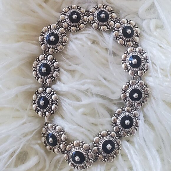 Magnetic Beautiful Daisy Dazzling Bracelet. 🌴 - Picture 2 of 5